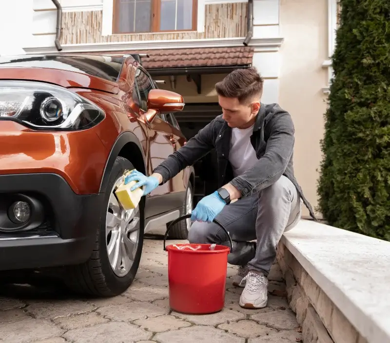 Lavage auto à domicile Pontailler-sur-Saône : professionnel intervenant sur un véhicule